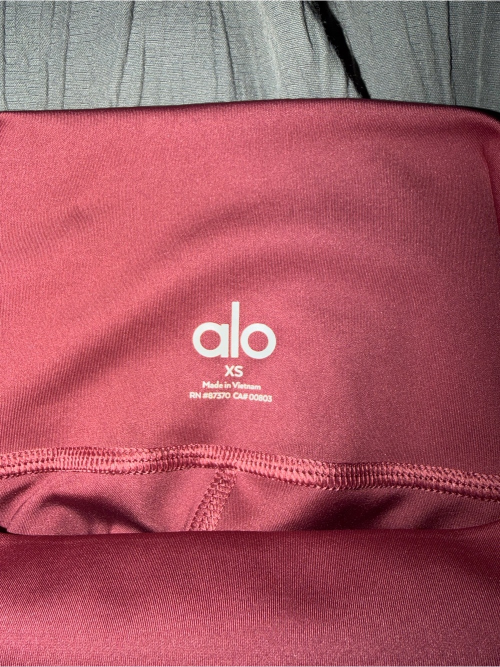 ALO Yoga High-Waist airlift Leggings in metallic raspberry sorbet color - Picture 3 of 3